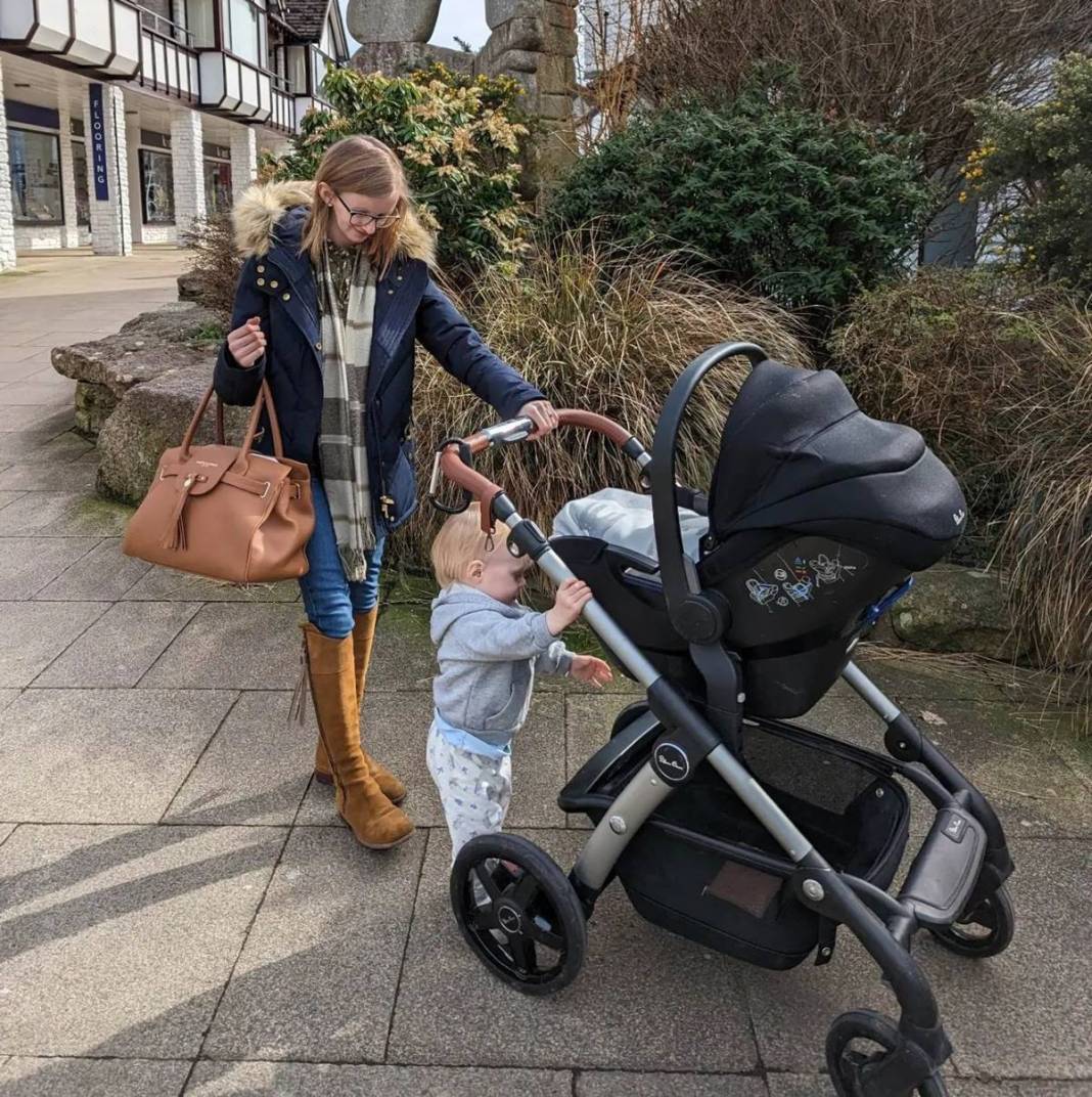 12 yaşında gibi ama 2 çocuk annesi! Yaşını duyanlar inanmakta güçlük çekiyor 25